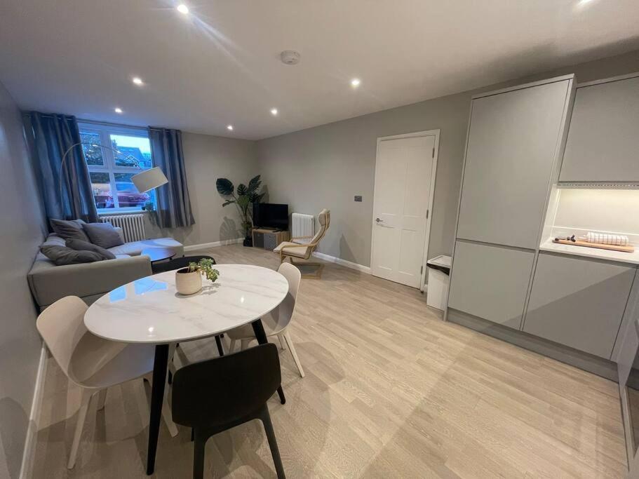 Apartamento Marvellous New Build 2 Bed Flat - 1 Ophelia Court Epsom Exterior foto